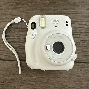 Fujifilm Instax Mini 11 Camera in Classic White